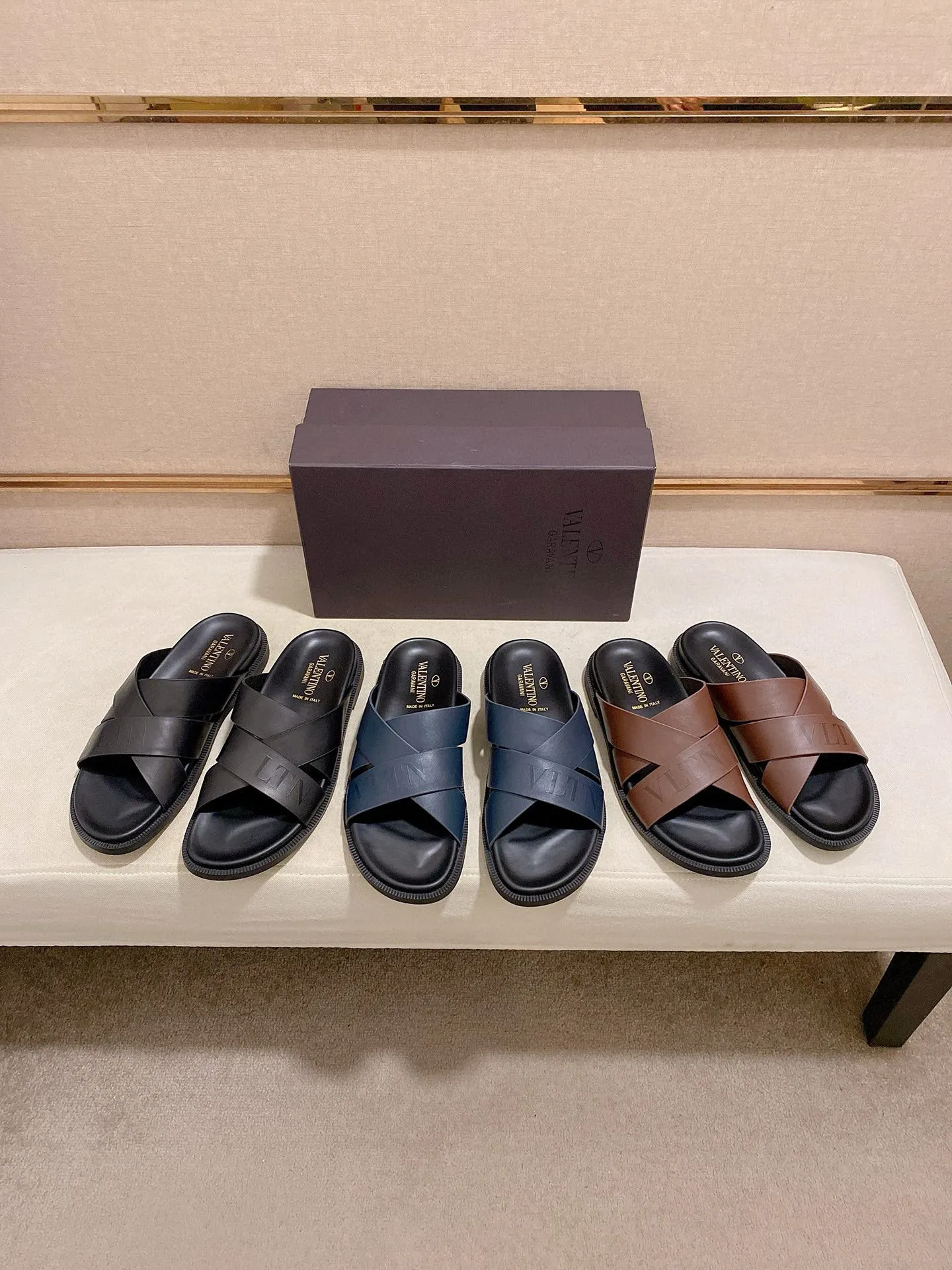 Men's shoes💰: 440💰[Valentino] New men's boutique slippers, counter quality, classic plaid, the actual workmanship is quite complex🔰The uppers are made of imported fabrics➕🐑Sheepskin lining, which tests the craftsman's craftsmanship➕original PU outsole. Size: 38-44 (45 can be customized, non-refundable)
